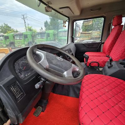 Camion pompatore a telaio Sinotruk con cabina con condizionatore d'aria e sistema di sterzo idraulico