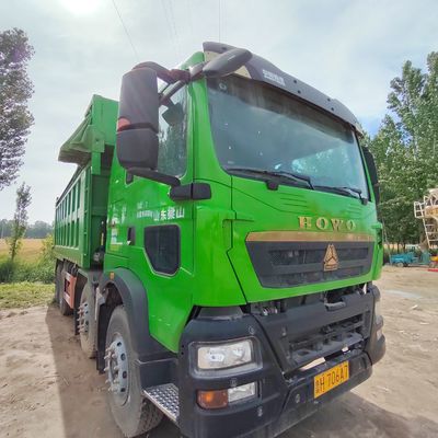 6X4 Sinotruk Dump Truck Chassis Heavy Duty Carbon Steel Cargo Box Motore Capacità 4-6L