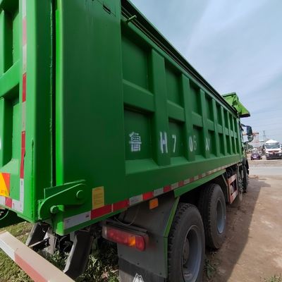 6X4 Sinotruk Dump Truck Chassis Heavy Duty Carbon Steel Cargo Box Motore Capacità 4-6L
