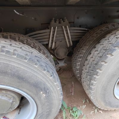 6X4 Sinotruk Dump Truck Chassis Heavy Duty Carbon Steel Cargo Box Motore Capacità 4-6L