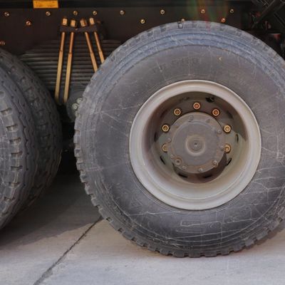Disegno di pneumatici senza tubi Sinotruk HOWO 8X4 camion di ribaltamento per la Nigeria Africa Manufacturers