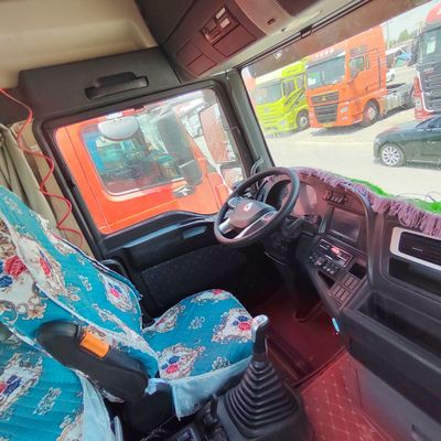 Sinotruk Used Second Hand HOWO Trasporto Cargo Truck CNG pesante 6X4 Truck trattore
