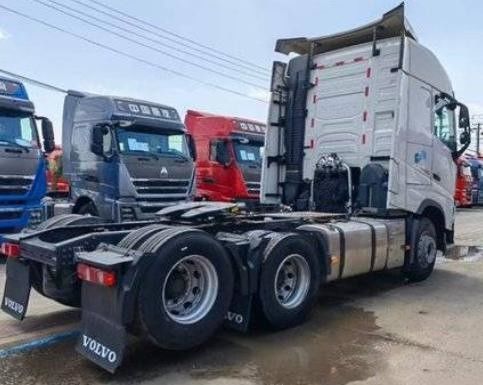 Volvo prime s Trattore usato Aggiornato a 460 CV 6X2r National V con sterzo idraulico