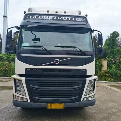 Il rimorchio pesante è reso più facile con il potente Volvo Tractor Truck e il sedile a sospensione anteriore