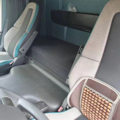 Il rimorchio pesante è reso più facile con il potente Volvo Tractor Truck e il sedile a sospensione anteriore