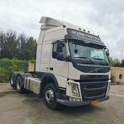 Il rimorchio pesante è reso più facile con il potente Volvo Tractor Truck e il sedile a sospensione anteriore