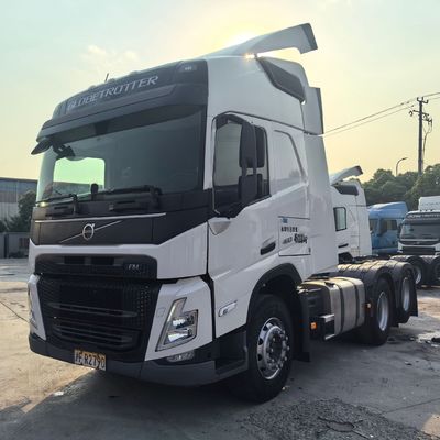 Il rimorchio pesante è reso più facile con il potente Volvo Tractor Truck e il sedile a sospensione anteriore