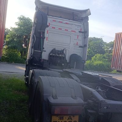 Il rimorchio pesante è reso più facile con il potente Volvo Tractor Truck e il sedile a sospensione anteriore