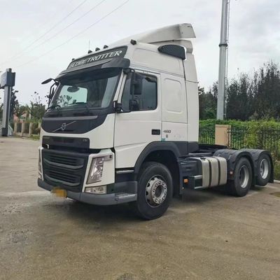 Il rimorchio pesante è reso più facile con il potente Volvo Tractor Truck e il sedile a sospensione anteriore