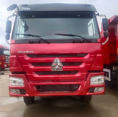 Chassis Sinotruk equipaggiato con un carrello a ribaltatore robusto e un sistema di sterzo di assistenza energetica