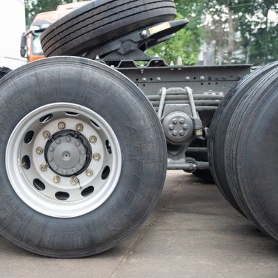Camion a rimorchio pesante con sedile del conducente a sospensione aerea e dimensioni 6,8x2,5x3,8m