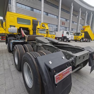 Trattore pesante 6X4 certificato ECE con serbatoio del carburante da 1000 litri e sedile del conducente a sospensione pneumatica