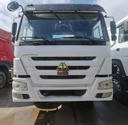 Guida idraulica e serbatoio di carburante da 600 litri La combinazione perfetta per il rimorchio HOWO
