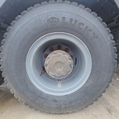 Shacman Tipper Truck con trasmissione manuale 400L Serbatoio del carburante e pneumatici tubeless Design