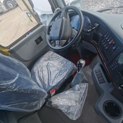 Capacità di 400L Serbatoio di carburante con trasmissione manuale HOWO Camionetto a trattore con sedile a sospensione pneumatica