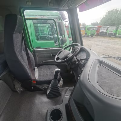 Sistema di frenatura idraulica Camionetto trattore bianco pesante con pneumatici e personalizzazione