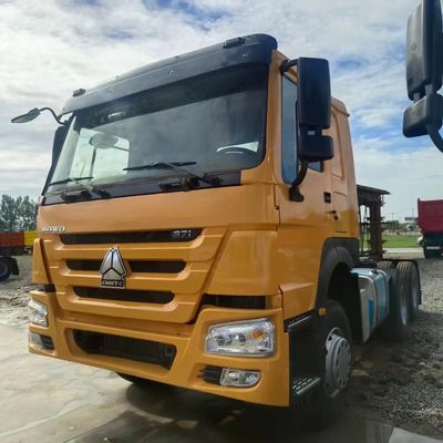 Trattore Sinotruck 6X4 con sedile a sospensione pneumatica e serbatoio del carburante da 600 litri