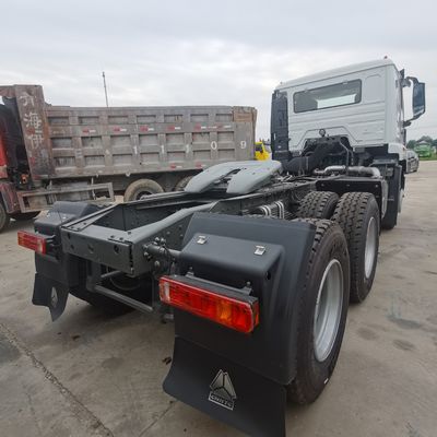 Camion a rimorchio Sinotruck con materiale della scatola di carico in acciaio al carbonio e sedile a sospensione pneumatica