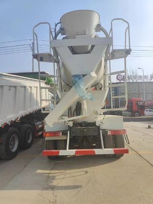 Sinotruk Chassis Hydraulic Power Steering Concrete Mixer con 8 cilindrata e 400 CV