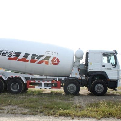 8x4 Drive Mode Sinotruk Chassis Cement Mixer con sterzo idraulico e assistenza elettrica
