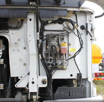 8x4 Drive Mode Sinotruk Chassis Cement Mixer con sterzo idraulico e assistenza elettrica
