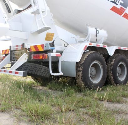 Veicolo di miscelazione del cemento Sinotruk con pneumatici e sistema di sterzo idraulico personalizzato