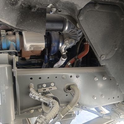 Camion per miscelatori industriali dotato di sistema di sterzo idraulico e 8 cilindrata per la miscelazione