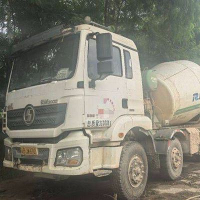 Richiesta su misura Sinotruk 8m3 Diesel Concrete Mixer Truck con sterzo idraulico