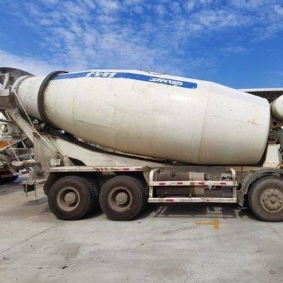 Richiesta su misura Sinotruk 8m3 Diesel Concrete Mixer Truck con sterzo idraulico