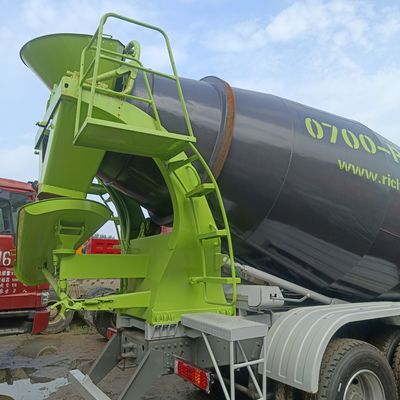 12m3 HOWO Professional Concrete Mixer Truck con trasmissione manuale e motore da 380 CV
