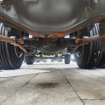 2024 ZZ4257N3247E1H 6.8x2.5x3.8m Camione da trasporto HOWO per lavori di traino