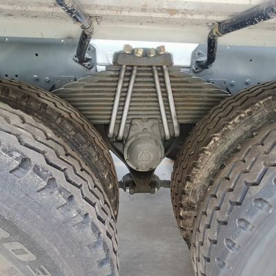 Camion agitatore con sterzo idraulico e pneumatici