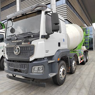 Camion agitatore a telaio Sinotruk per la miscelazione del calcestruzzo con sterzo idraulico