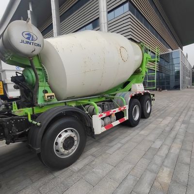 Camion agitatore a telaio Sinotruk per la miscelazione del calcestruzzo con sterzo idraulico