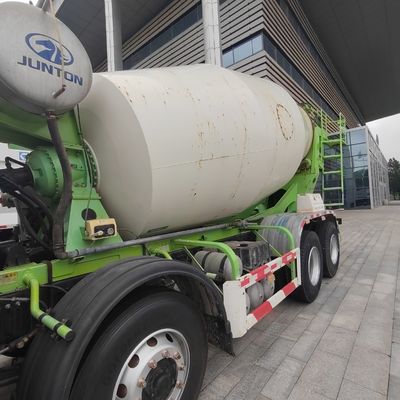 Camion agitatore a telaio Sinotruk per la miscelazione del calcestruzzo con sterzo idraulico