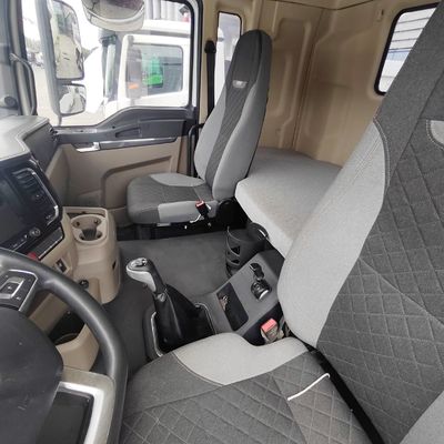 Camion agitatore a telaio Sinotruk per la miscelazione del calcestruzzo con sterzo idraulico