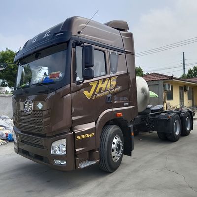 6×4 ruota motrice Sinotruk Chassis Liberation Gas Tractor Trailer Truck Capacità 530 CV