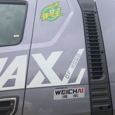 2024 HOWO Max LNG540HP Camionetto ad trasmissione automatica con pneumatici senza tubi